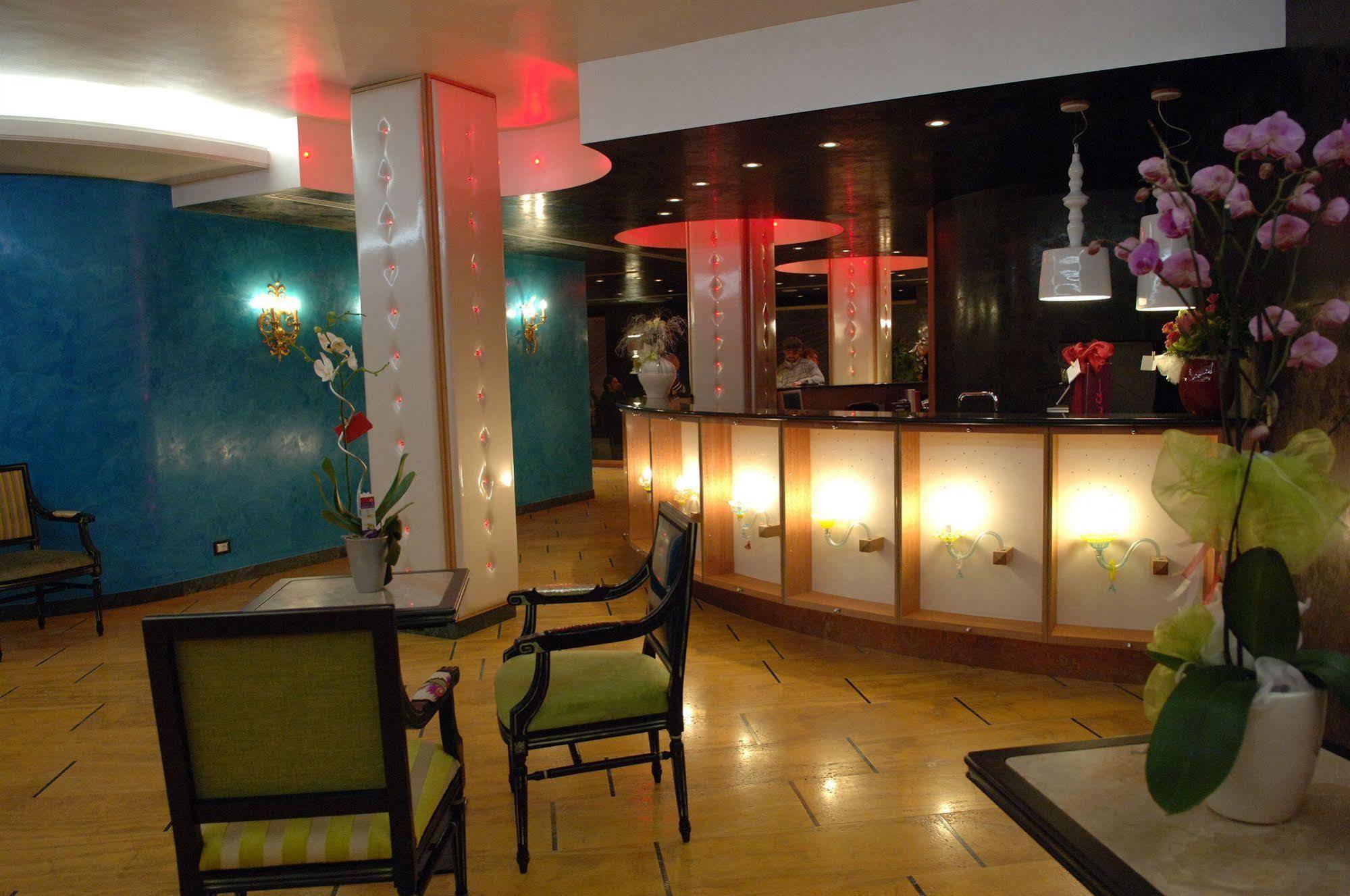 拉罗莎迪文堤酒店 Monte San Giusto 外观 照片
